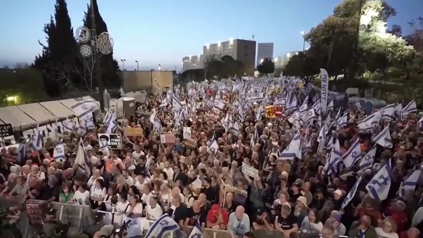 Největší demonstrace od začátku války. Proti Netanjahuovi protestovaly desítky tisíc lidí